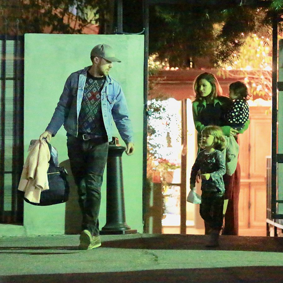 Ryan Gosling y Eva Mendes con sus hijas en Los Angeles