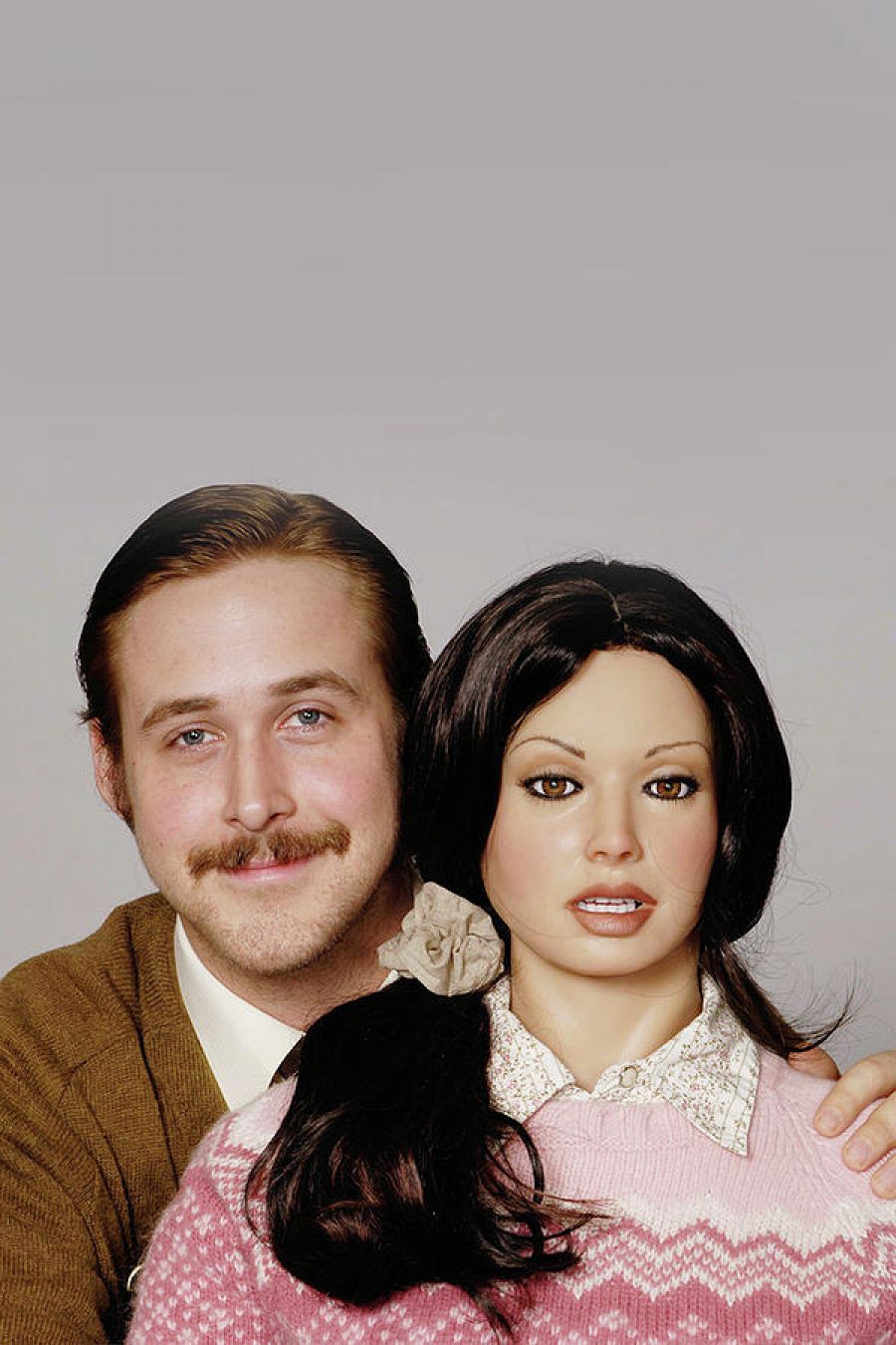 Ryan Gosling en 'Lars and the Real Girl' con la muñeca que interpreta a su novia, Bianca
