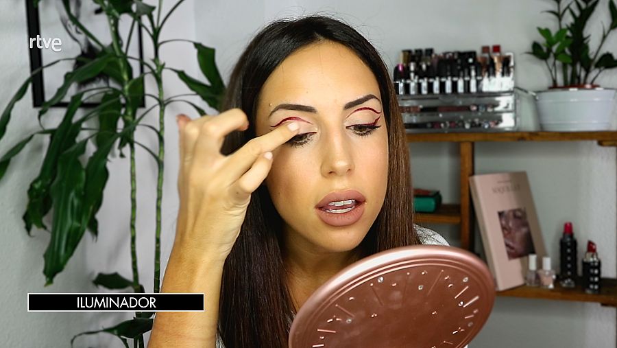 Acabamos el look con sombras e iluminador