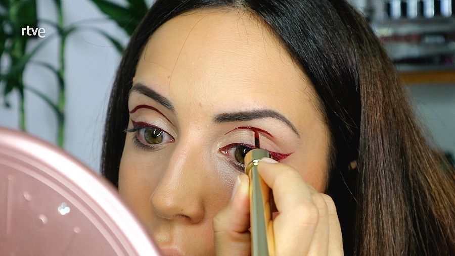 Con el ojo abierto, buscamos el lugar apropiado para el eyeliner flotante