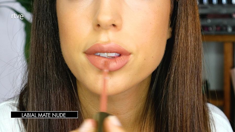 Completa el maquillaje con un acabado natural