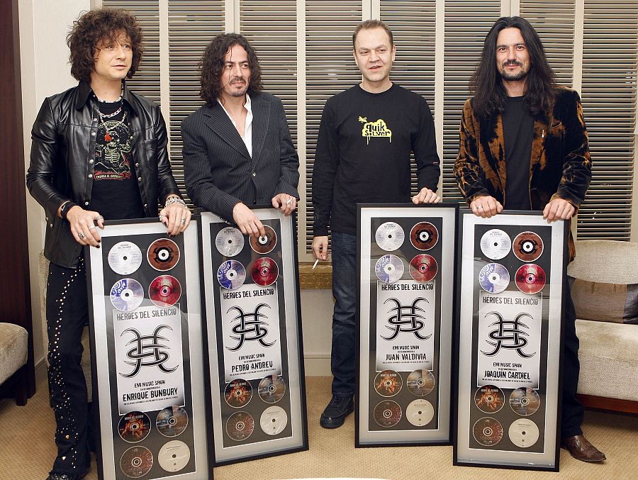 Héroes del Silencio en un homenaje en 2007 en reconocimiento de los más de seis millones de discos vendidos en más de 37 países.
