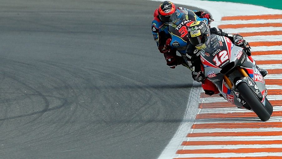 Los pilotos de Moto 2, T. Luthi (12) y A.Fernandez (37) rodando en pista del circuito Ricardo Tormo de Cheste