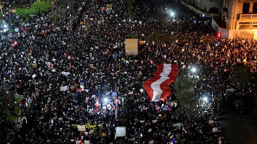 Protestas contra el nuevo gobierno de interino de Perú y la destitución del presidente Vizcarra