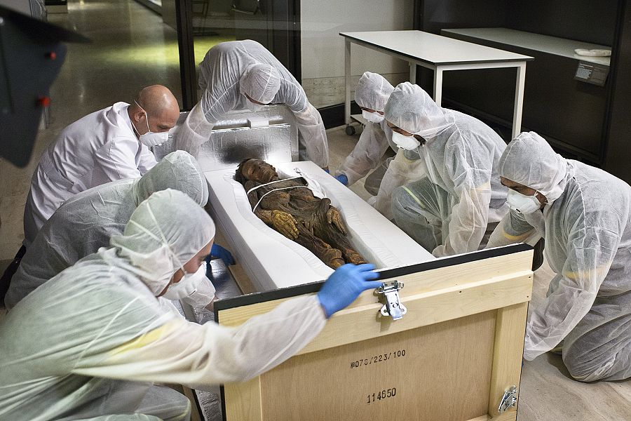 En el documental han participado algunos de los médicos, científicos e historiadores más prestigiosos de España