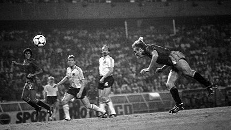 El jugador de la selección española Maceda consigue el gol ante Alemania en 1984.