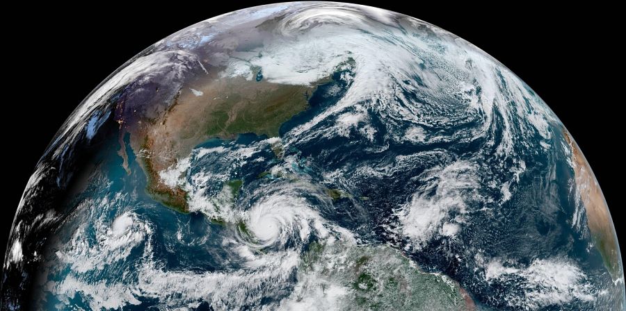 Fotografía satelital cedida por la Oficina Nacional de Administración Oceánica y Atmosférica (NOAA) donde se muestra el huracán Iota