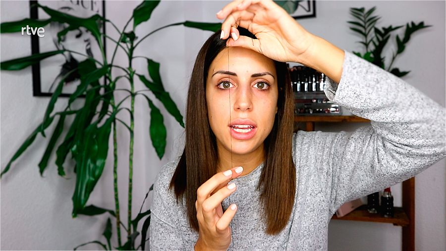 Con la ayuda de un hilo, marcamos el diseño de nuestras cejas