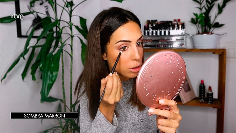 Para conseguir un maquillaje natural, aplicamos sobra de ojos de color tierra