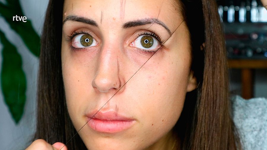 Dibujamos unas marcas en el rostro con el hilo para darle forma