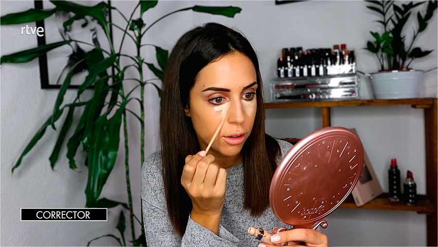 Completamos nuestro maquillaje con corrector