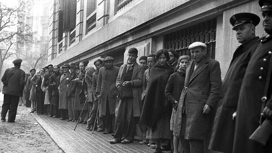 Colas para presenciar el sorteo de la Lotería de Navidad de 1939