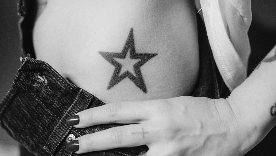 Las estrellas de las caderas se las tatuó por Dani Martín, cantante de 