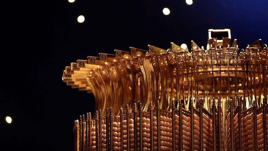 Los números entran en los bombos que comienzan a girar al inicio del sorteo