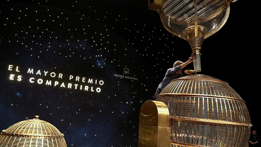 Para el sorteo del gordo, en el escenario del Teatro Real, hay dos bombos de diferentes tamaños
