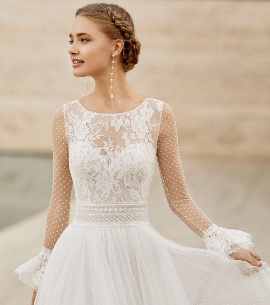 Hacer un vestido de novia no es fácil. La firma Rosa Clará tienen una escuela interna de patronistas