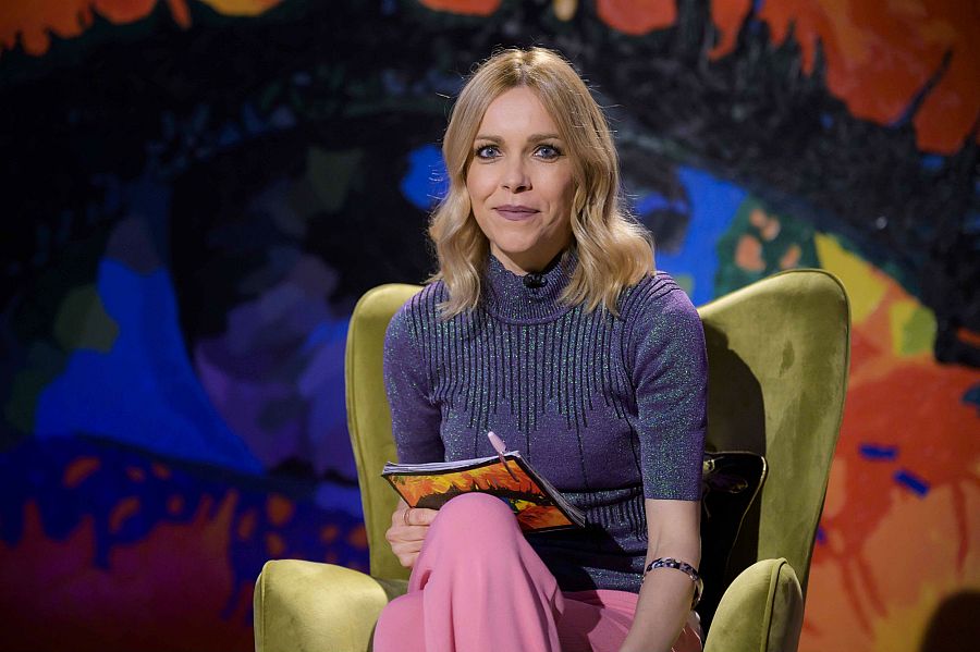 Tània Sarrias asseguda en una cadia al plató del programa