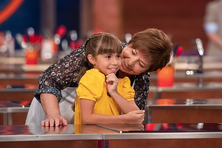 Los aspirantes reciben emocionados a sus familias y amigos