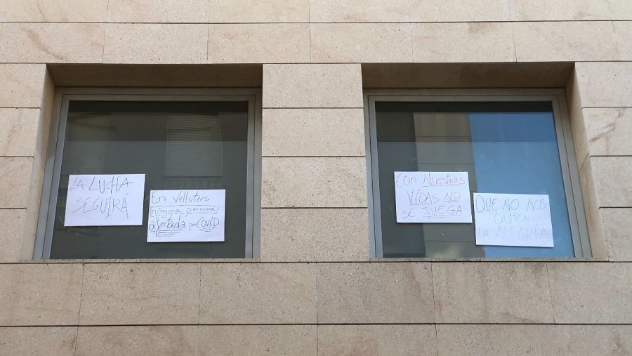 Carteles reivindicativos en las ventanas de la residencia de la tercera edad de Velluters