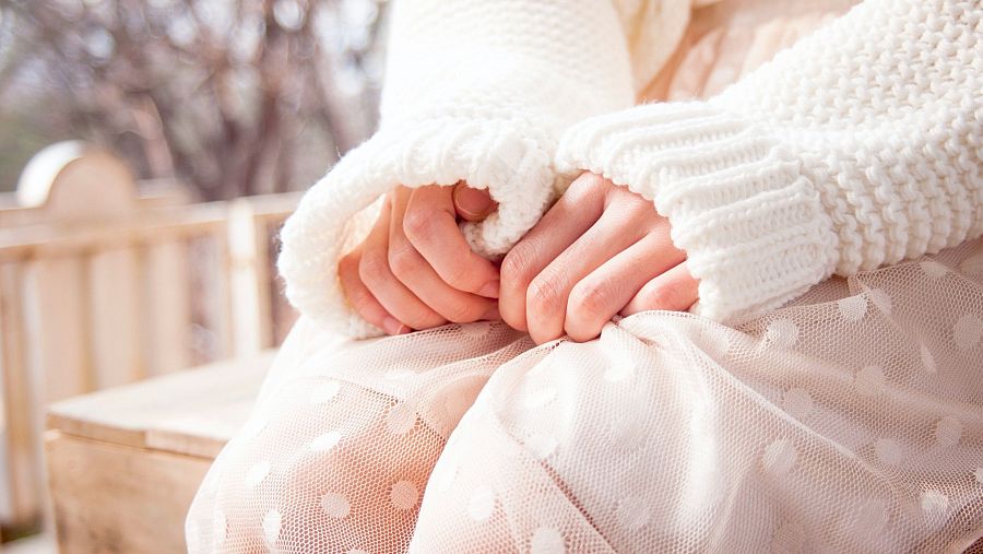 La prenda estrella es la falda de tul, que podemos combinar con un jersey ancho oversize, e incluso unas deportivas para darle un look más juvenil