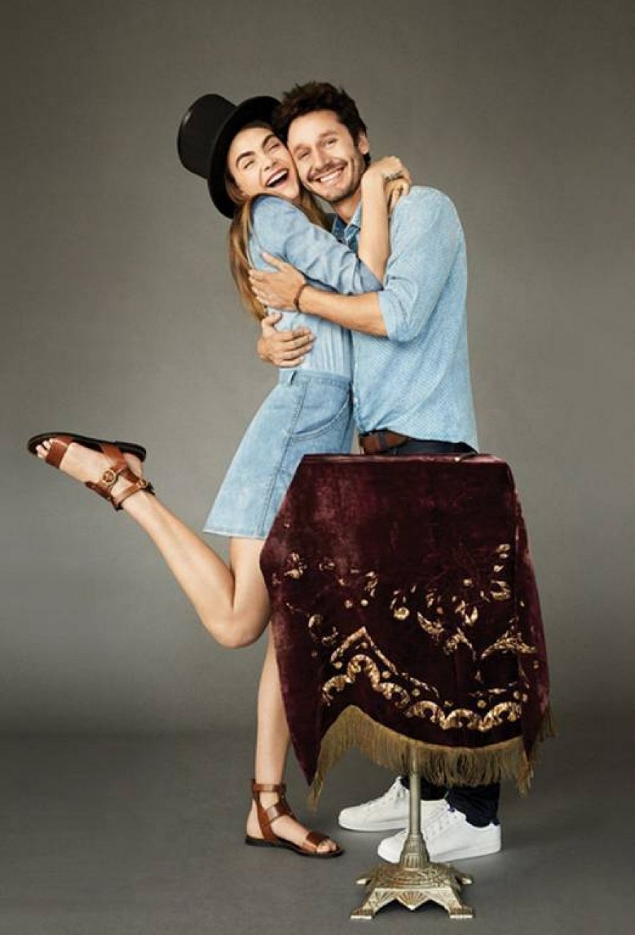 Benjamín Vicuña y Cara Delevigne modelando en 2017