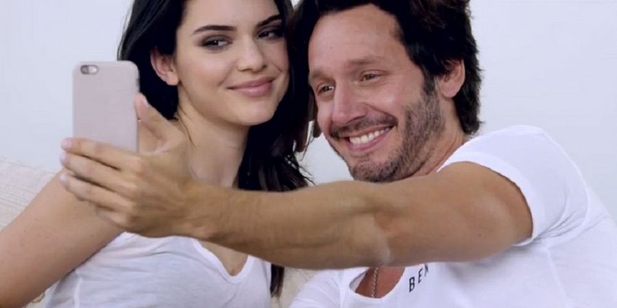 Benjamín Vicuña y Kendall Jenner en una campaña de las tiendas París
