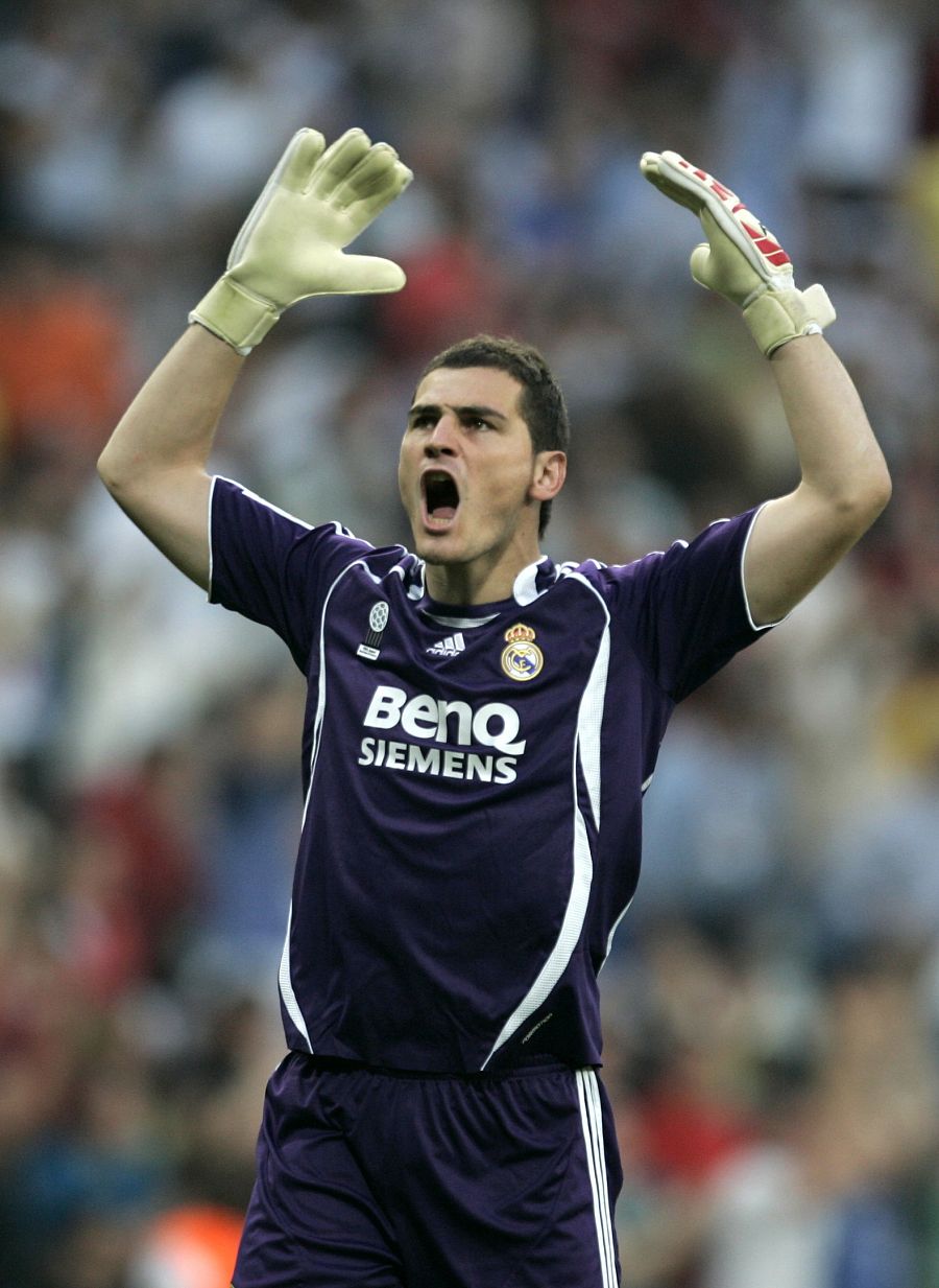 Iker Casillas celebra un gol de Raúl González en el Real Madrid
