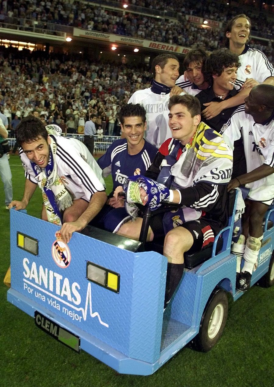 Un joven Iker Casillas celebra con sus compañeros el título de liga del 2001