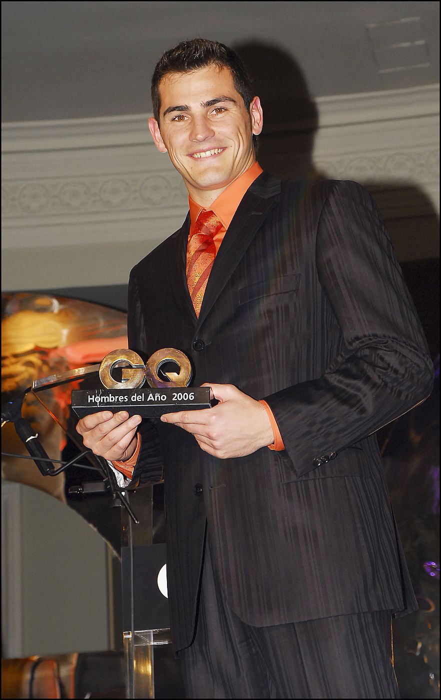 EL FUTBOLISTA IKER CASILLAS GALARDONADO DURANTE LA ENTREGA DE LOS PREMIOS HOMBRES GQ DEL AñO 2006 EN MADRID