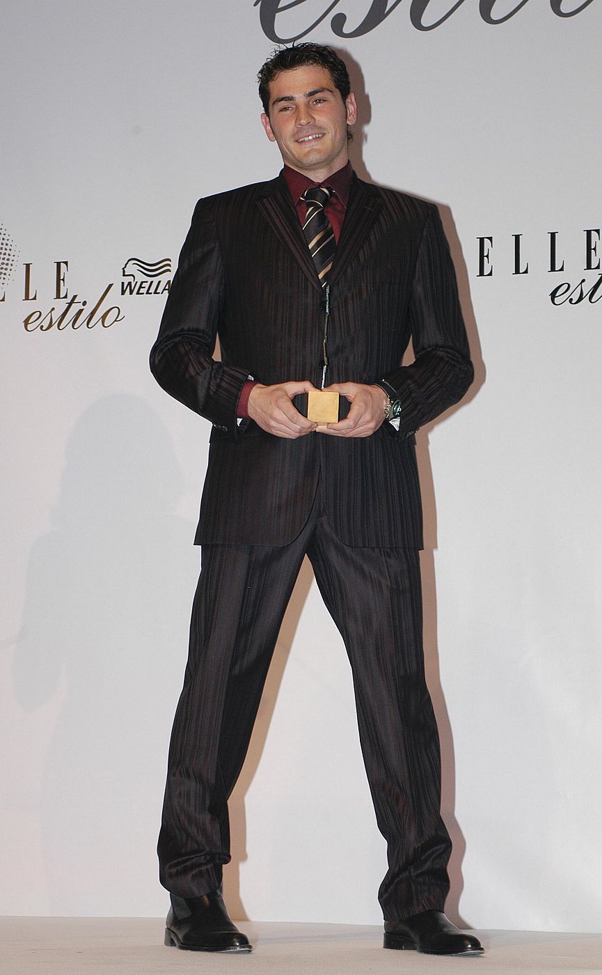 FUTBOLITA IKER CASILLAS DURANTE PREMIOS ELLE 2005 DECADA 2000