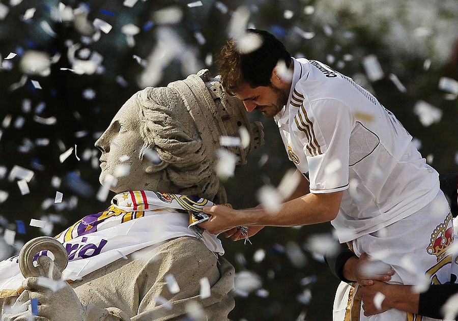 Iker Casillas en la fuente de la Cibeles celebrando el título de Liga del Real Madrid