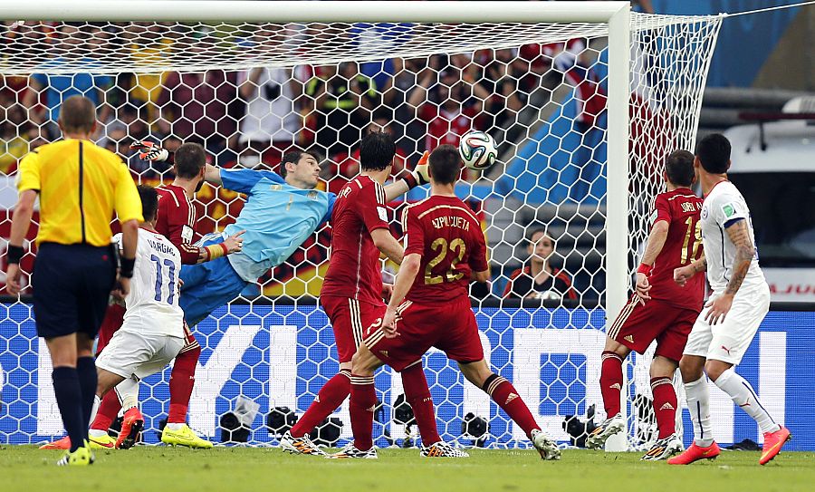 Parada de Iker Casillas durante un partido de la Selección en el Mundial de Brasil