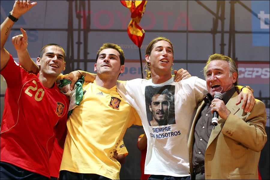 Iker Casillas con Sergio Ramos, Juanito y Manolo Escobar en la celebración del Mundial de 2010