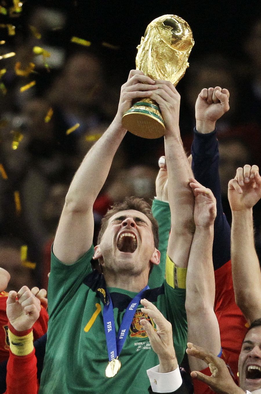 Iker Casillas alza al cielo la Copa del Mundo en 2010