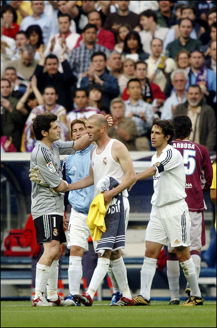 Iker Casillas con Zidane en un partido del Real Madrid en el año 2006