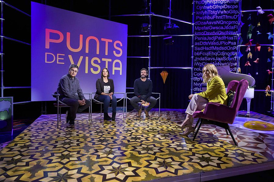 Ramon Térmens, Isak Férriz i Raquel Camon parlen amb Tània Sarrias asseguts a les cadires del plató del programa