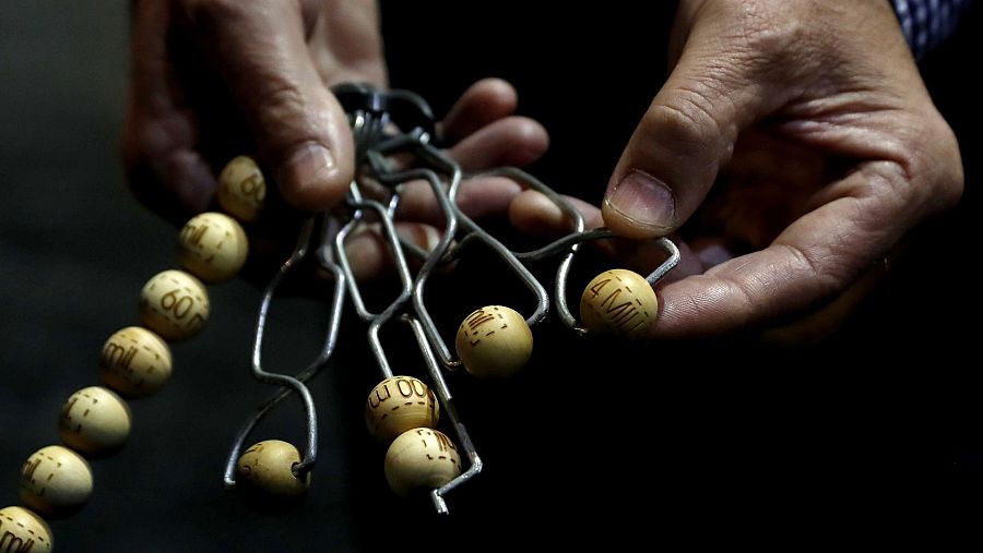 Detalle de las bolas del Sorteo del Gordo con los premios en una imagen de archivo