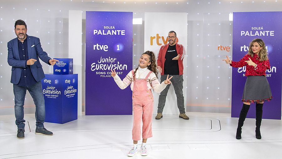 Los comentaristas Tony Aguilar y Eva Mora junto a Soleá