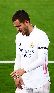 Hazard se retira con molestias en el muslo derecho