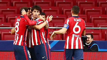 Los jugadores del Atlético de Madrid felicitan a Joao Félix tras su gol ante el Bayern.