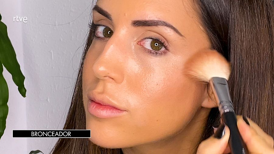 Aplicamos bronceador sobre la piel