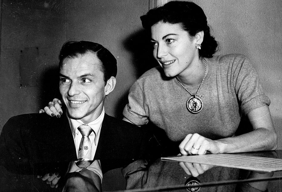 Los actores Ava Gardner y Frank Sinatra durante un acto público