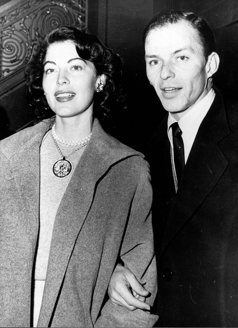 Los actores Ava Gardner y Frank Sinatra durante un acto público
