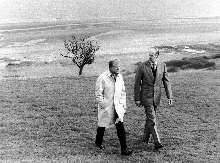 El entonces presidente de EE.UU. Jimmy Carter (L) y Giscard caminan por una playa de Normandía