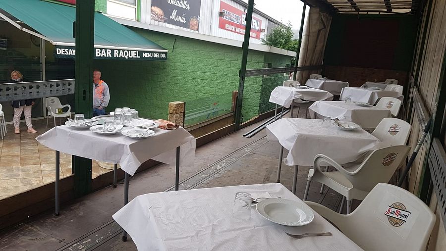 Un camión sirve de improvisado comedor en un bar de Cantabria, cercano al mayor centro logístico