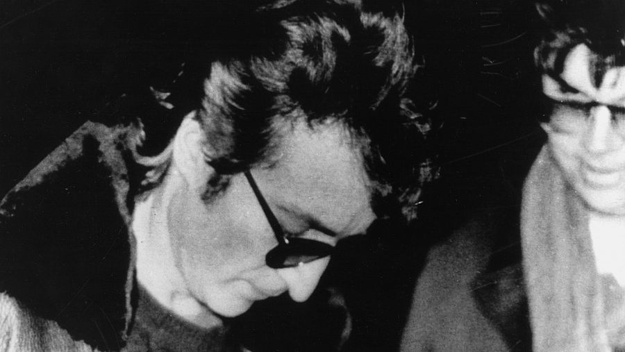 Lennon firma un autógrafo a su asesino, Mark David Chapman