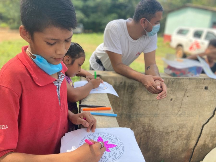 Además de vivir aislados y sin servicios médicos, los niños de esta comunidad de Costa Grande, no cuentan con profesores. Muchos de ellos aún sienten miedo y tristeza debido a los enfrentamientos que han presenciado.