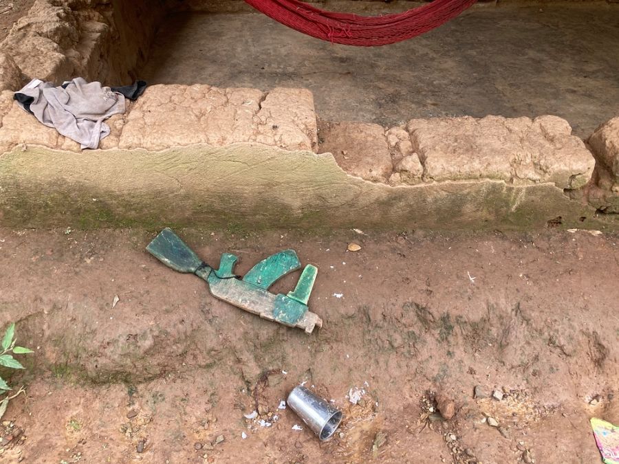 Cuando el equipo de MSF llegó a la comunidad, los niños solían jugar con armas de madera, como una forma de replicar de lo que eran testigos.