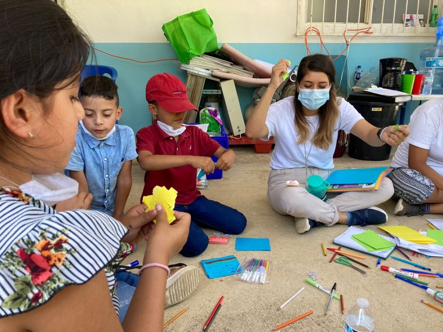Psicólogas de MSF asisten a los niños de una comunidad que tuvieron que abandonar sus hogares en medio de un tiroteo. El objetivo de estas actividades es ayudarles a enfrentar sus principales temores.