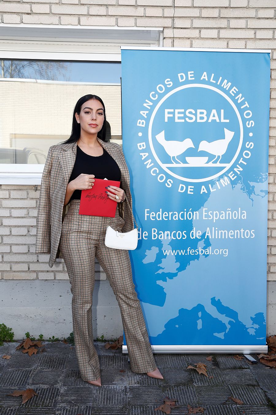 Georgina RodrÃ­guez saca su lado mÃ¡s solidario y entrega un cheque al Banco de Alimentos